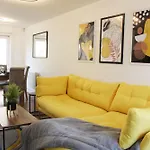 Comfortable House For 6 People Near City Centre - Midhurst Close II